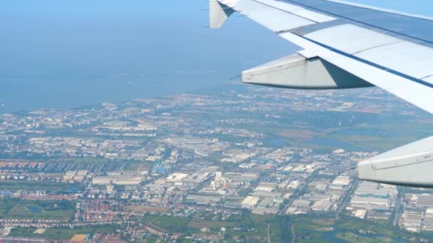 Vista aérea desde el avión descendente — Vídeos de Stock