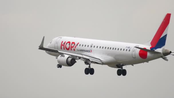 HOP Airfrance Embraer 190 megközelítés és leszállás — Stock videók