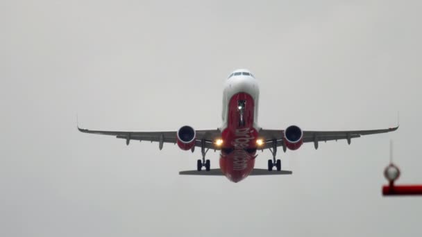 Flugzeugabflug bei Regenwetter — Stockvideo