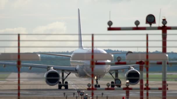 Торможение реактивного самолета после посадки — стоковое видео