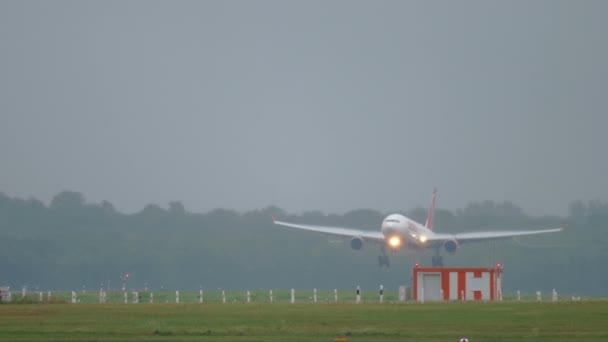 Avión aterrizando con tiempo lluvioso — Vídeos de Stock