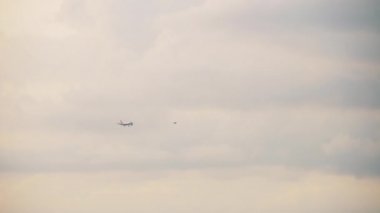 Airbus A320 okyanus üzerinden yaklaşıyor.