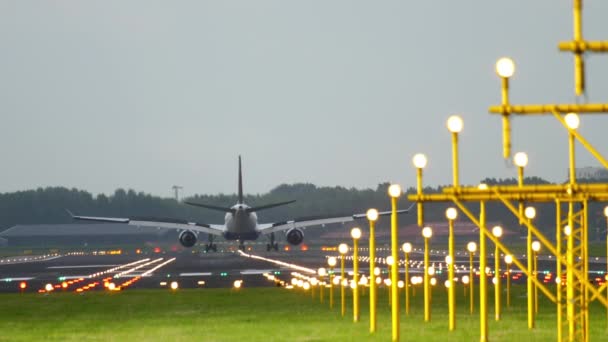 Aterragem de avião na pista 18R — Vídeo de Stock