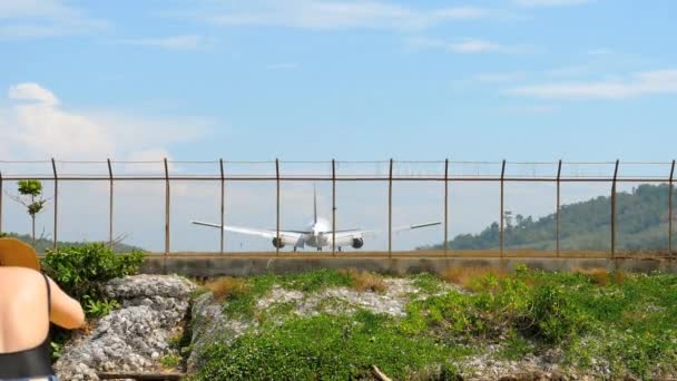 プーケット国際空港に着陸する前に近づいているワイドボディ航空機 — ストック動画