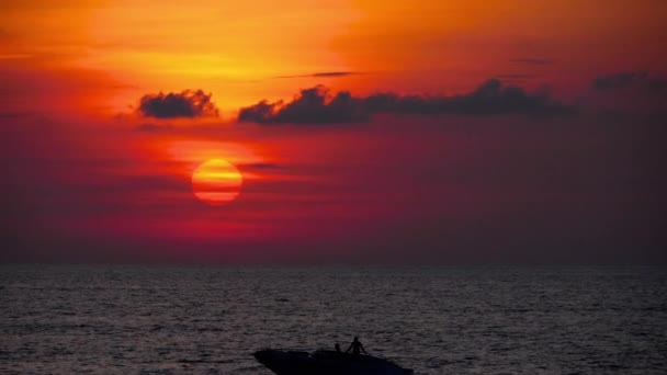 Puesta de sol roja sobre el océano — Vídeos de Stock