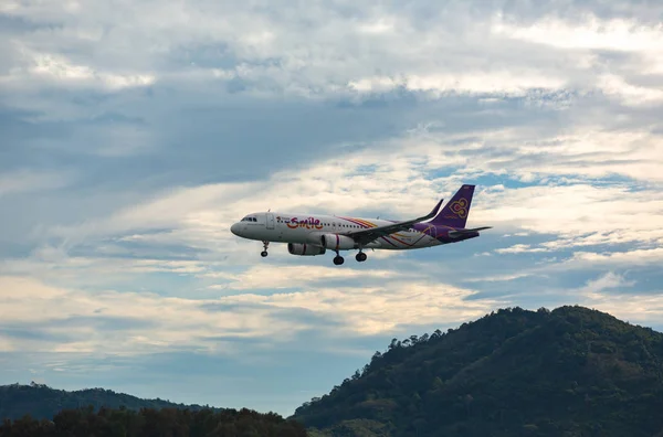 Airbus sobrevolando las montañas — Foto de Stock