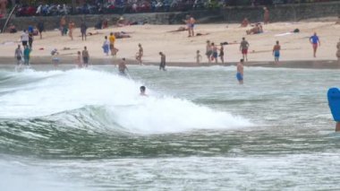 Sörfçü dalgaları üzerinde