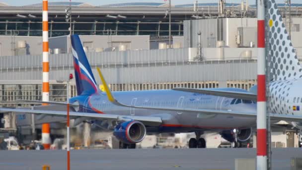 Avión en rodaje antes de la salida — Vídeos de Stock