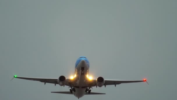Repülőgép indulása esős időben — Stock videók