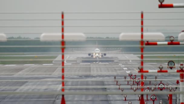 Odlot samolotu przy deszczowej pogodzie — Wideo stockowe