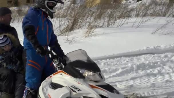 Snowmobile acelerando na estrada de inverno . — Vídeo de Stock