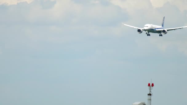 Le Boeing 787 Dreamliner ANA approche — Video