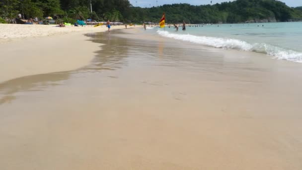 Nai Harn beach, Phuket sziget déli részén — Stock videók