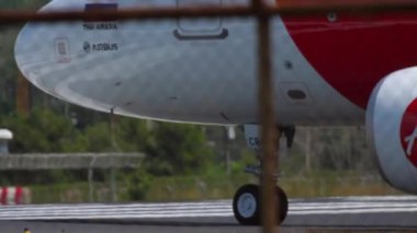 Uçak kalkıştan önce kalkışa hazırlanıyor.