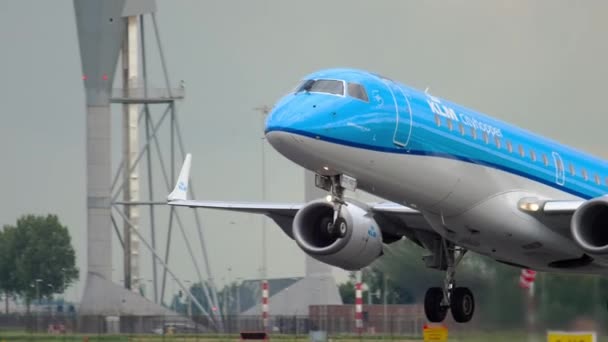 KLM Cityhopper Embraer 190 decolagem — Vídeo de Stock