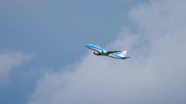 KLM Cityhopper Embraer 190 klättra upp — Stockvideo