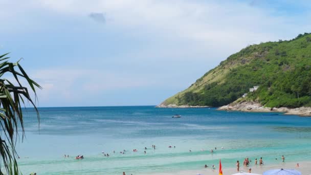 Panorama van Nai Harn beach — Stockvideo