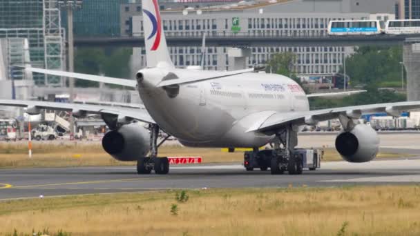 China Oriental Airbus A330 remolque — Vídeos de Stock