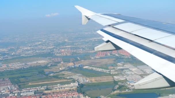 Vista aérea desde el avión descendente — Vídeos de Stock