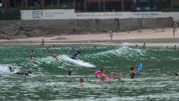 Sörfçü dalgaları üzerinde — Stok video
