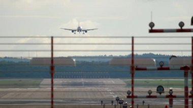 Jet uçağı yaklaşıyor.