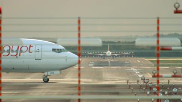 Taxning av flygplan efter landning — Stockvideo