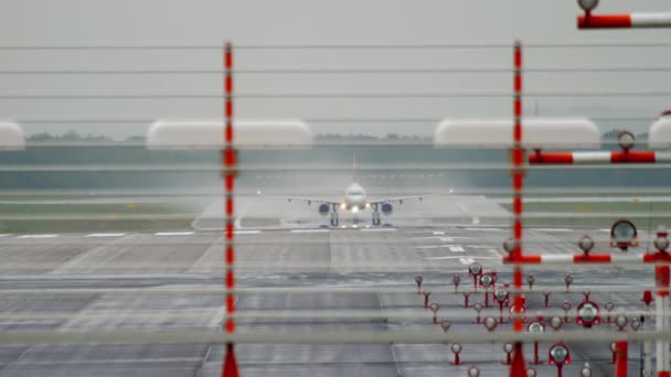 雨天時の飛行機出発 — ストック動画