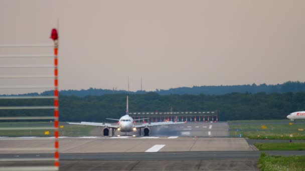 Flugzeug bremst nach der Landung — Stockvideo