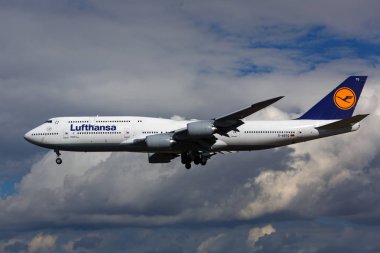Lufthansa 747 yaklaşım ve iniş