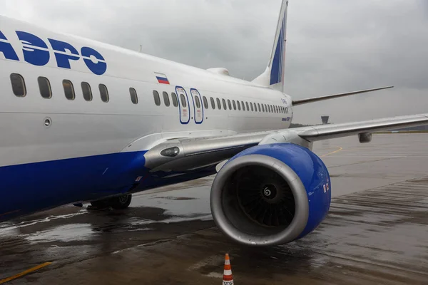 Boeing 737 preparing for departure — Stock Photo, Image