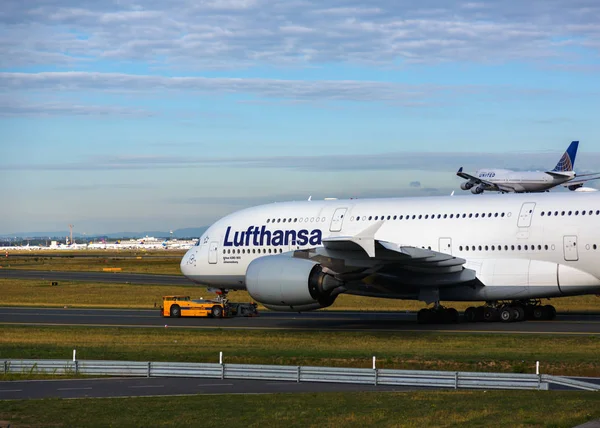 Lufthansa A380 tows to the runway — Stock Photo, Image