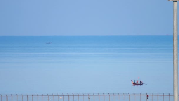 Longtail ψαρόβαρκα κοντά στο διεθνές αεροδρόμιο του Πουκέτ — Αρχείο Βίντεο