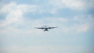 Turboprop uçak yaklaşıyor