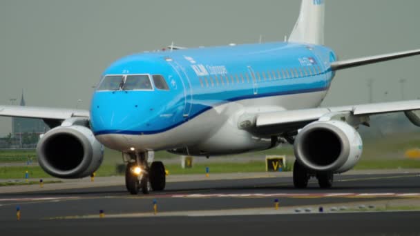 KLM Cityhopper Embraer 190 taxiando — Vídeo de Stock