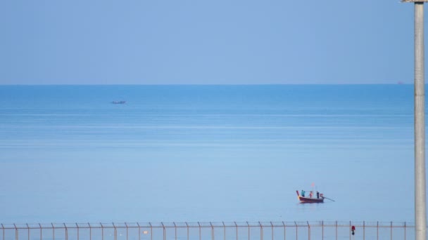 Longtail ψαρόβαρκα κοντά στο διεθνές αεροδρόμιο του Πουκέτ — Αρχείο Βίντεο