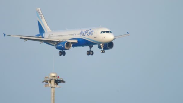 Airbus 320 nadert boven oceaan — Stockvideo