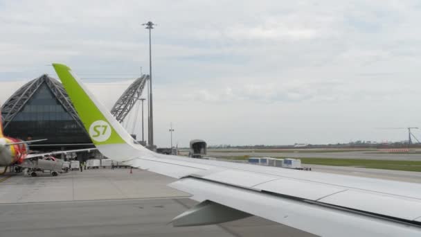 Aviones en Suvarnabhumi Aeropuerto — Vídeo de stock