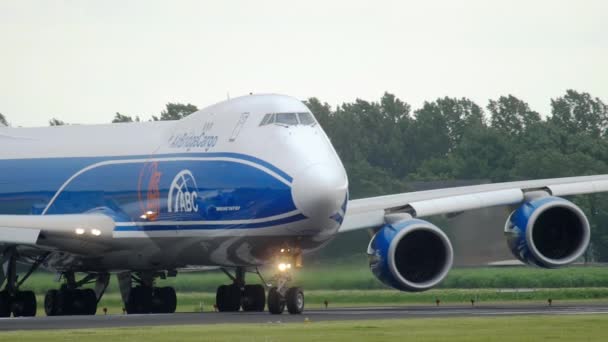 AirBridgeCargo Boeing 747 circulant avant le décollage — Video