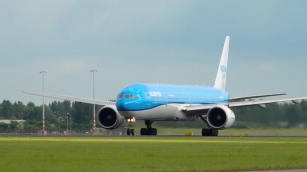 KLM королівської голландської авіакомпаній Боїнг 777 вильоту — стокове відео