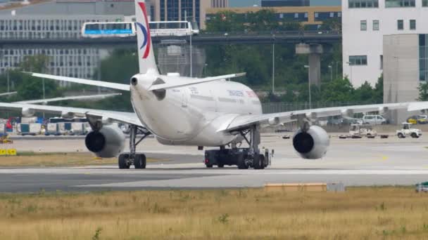 Chine Est Airbus A330 remorquage — Video