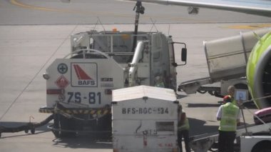 Bavulları uçağa yüklüyorum.