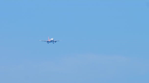 Airbus 320 nähert sich vor der Landung — Stockvideo