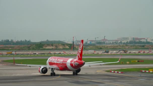 AirAsia Airbus 320 taxiing — Stock Video