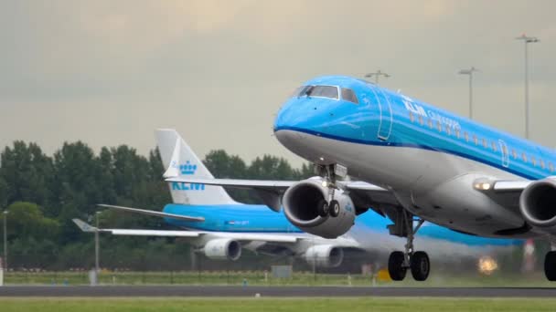 KLM Cityhopper Embraer 190 stijgt op — Stockvideo