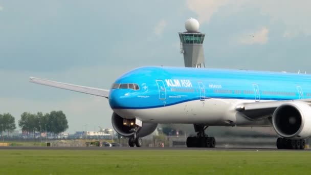 Klm royal holländische Fluggesellschaften boomen 777 Abflug — Stockvideo