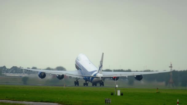 Luftfracht-Boing 747 dreht sich — Stockvideo