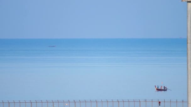 普吉岛机场附近的长尾渔船 — 图库视频影像