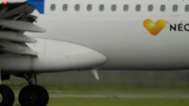 Kleine planeet Airbus A320 taxiën — Stockvideo