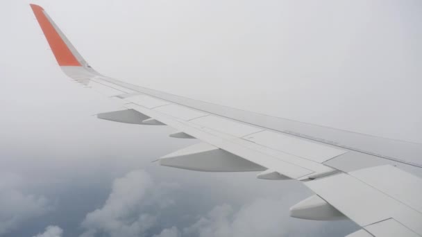 Aile de l'avion sur le ciel et nuage en mouvement 