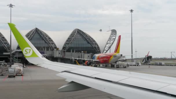 Suvarnabhumi havaalanında uçaklar — Stok video
